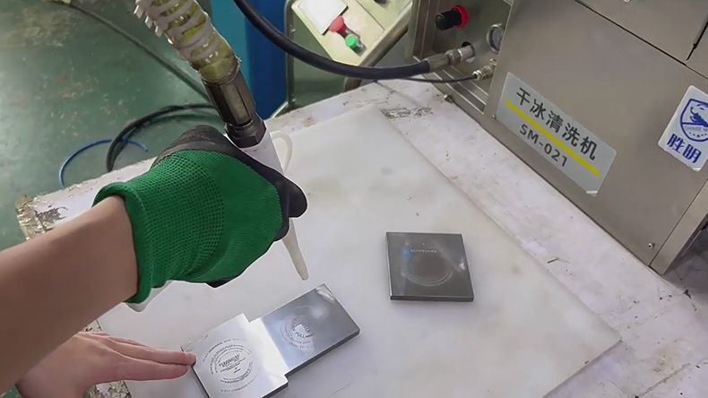 與傳統(tǒng)噴砂相比，干冰清洗機(jī)的核心優(yōu)勢(shì)